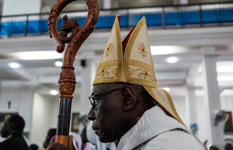 Conheça Robert Sarah, cardeal negro e conservador que participa do conclave no Vaticano