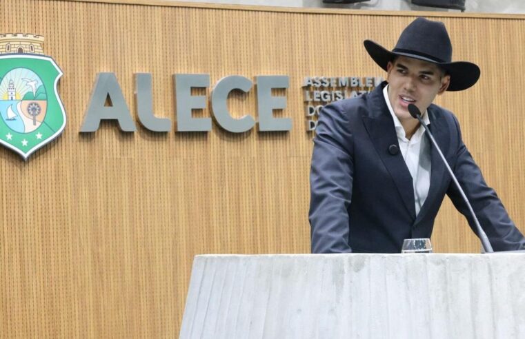 Zé Vaqueiro canta toada em sessão na Assembleia Legislativa do Ceará em homenagem à vaquejada onde grandes nomes do esporte  foram homenageados