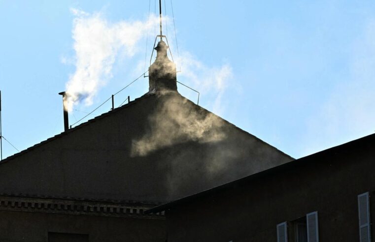Fumaça branca é liberada e novo papa da Igreja Católica é escolhido