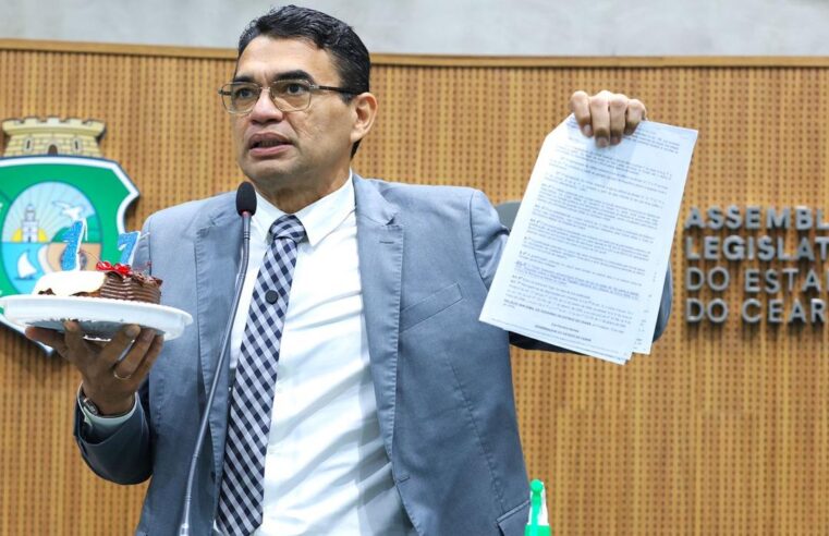 Deputado da oposição leva bolo para Alece e ‘comemora’ 17 anos de ‘lei que não funciona’
