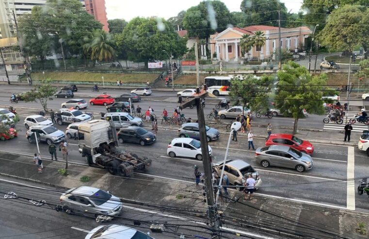 Acidente com quatro veículos deixa trânsito lento na Avenida Mister Hull, em Fortaleza
