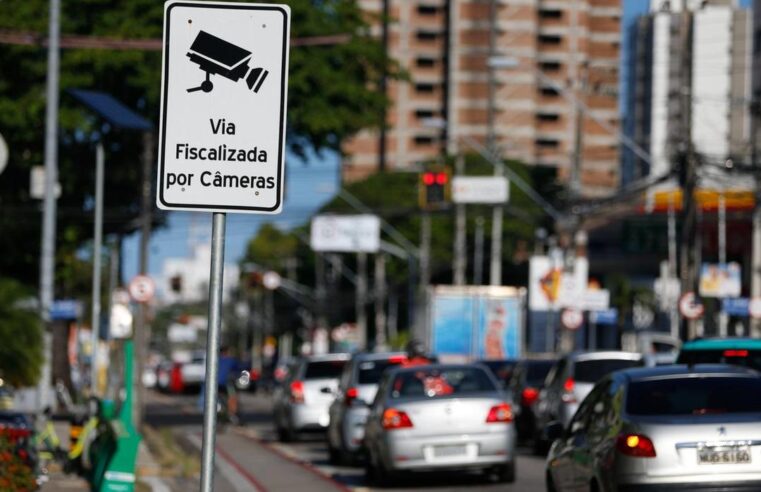 Câmeras em Fortaleza passam a multar motoristas que usam celular parados no sinal vermelho