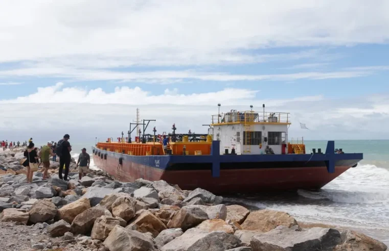 Balsa encalha na Praia do Icaraí, em Caucaia, após se soltar de embarcação durante reboque