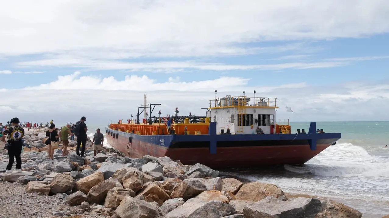 Balsa encalha na Praia do Icaraí, em Caucaia, após se soltar de embarcação durante reboque