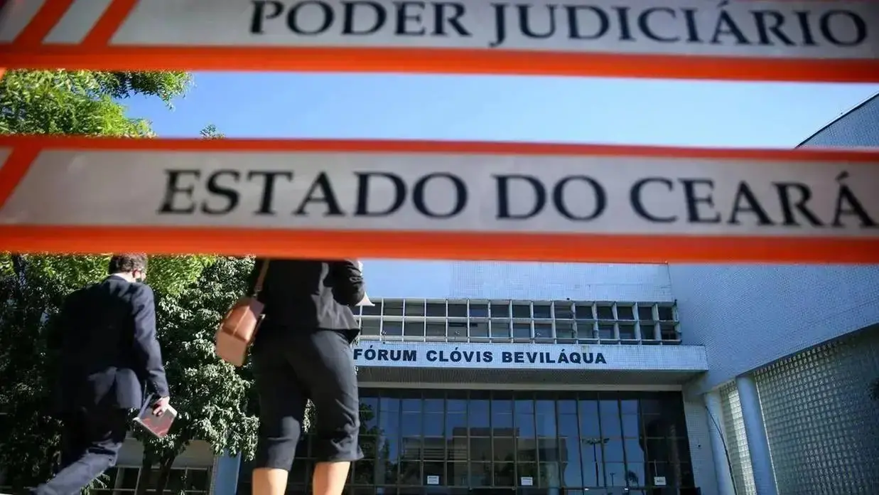 Mãe de bebê morta em Fortaleza e homem que deitou em cima da criança se tornam réus na Justiça